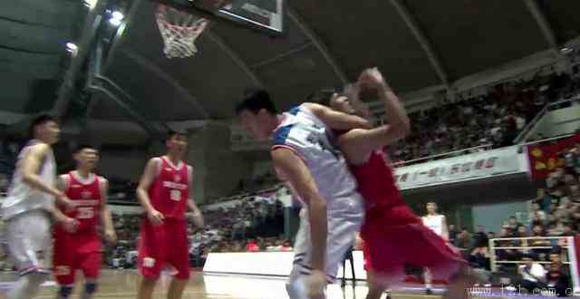 中国篮坛发生罢赛事件  CUBA赛场裁判吹罚引发争议！