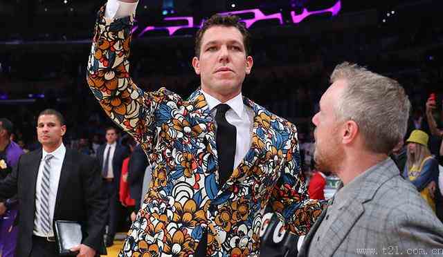 为何很多NBA主教练穿五颜六色西装？只为纪念一位彩虹彼端的记者