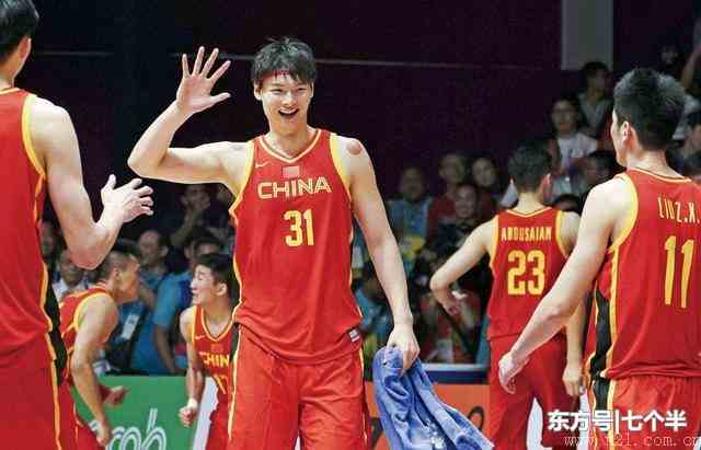 中国男篮遇好消息！国际篮联点名表扬周琦，还追平阿联亚太区纪录