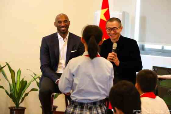 科比来了！这回他跟深圳学生娃聊篮球场上的“哈利波特”！
